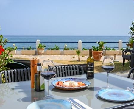 Newly Renovated 2 Bedroom Beachfront House Sitio de Calahonda 외부 사진