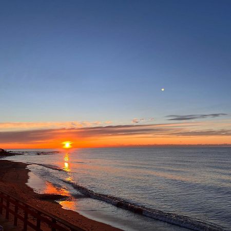 Newly Renovated 2 Bedroom Beachfront House Sitio de Calahonda 외부 사진