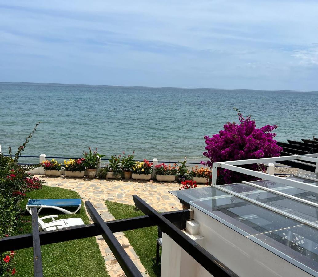Newly Renovated 2 Bedroom Beachfront House Sitio de Calahonda 외부 사진