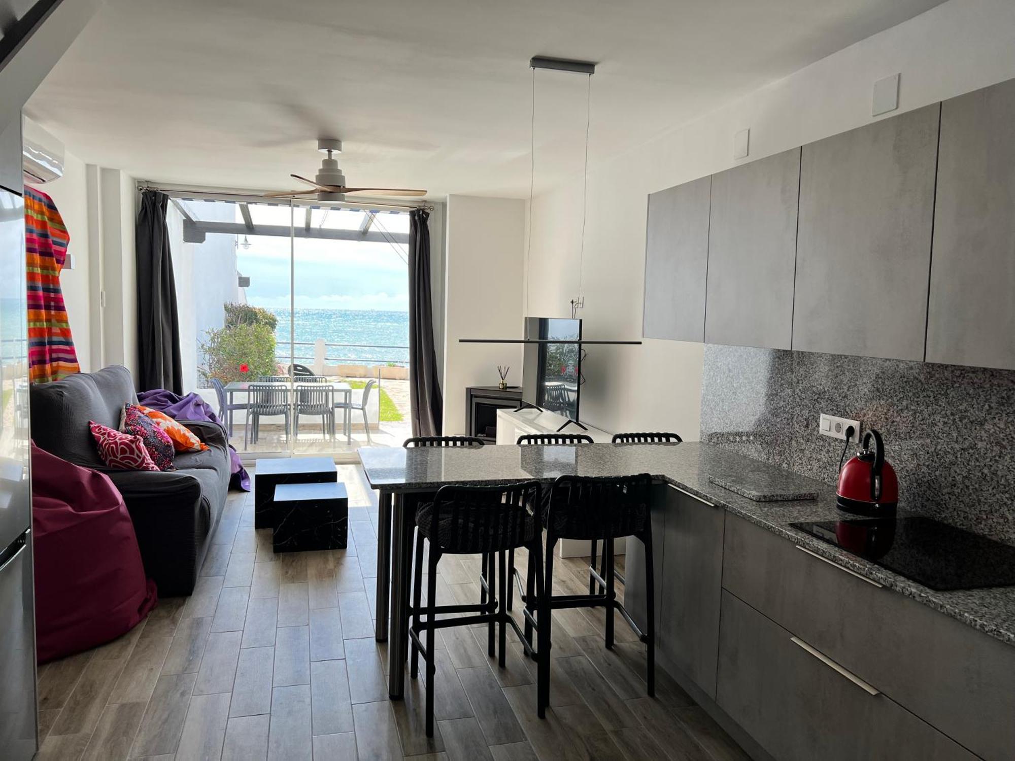 Newly Renovated 2 Bedroom Beachfront House Sitio de Calahonda 외부 사진