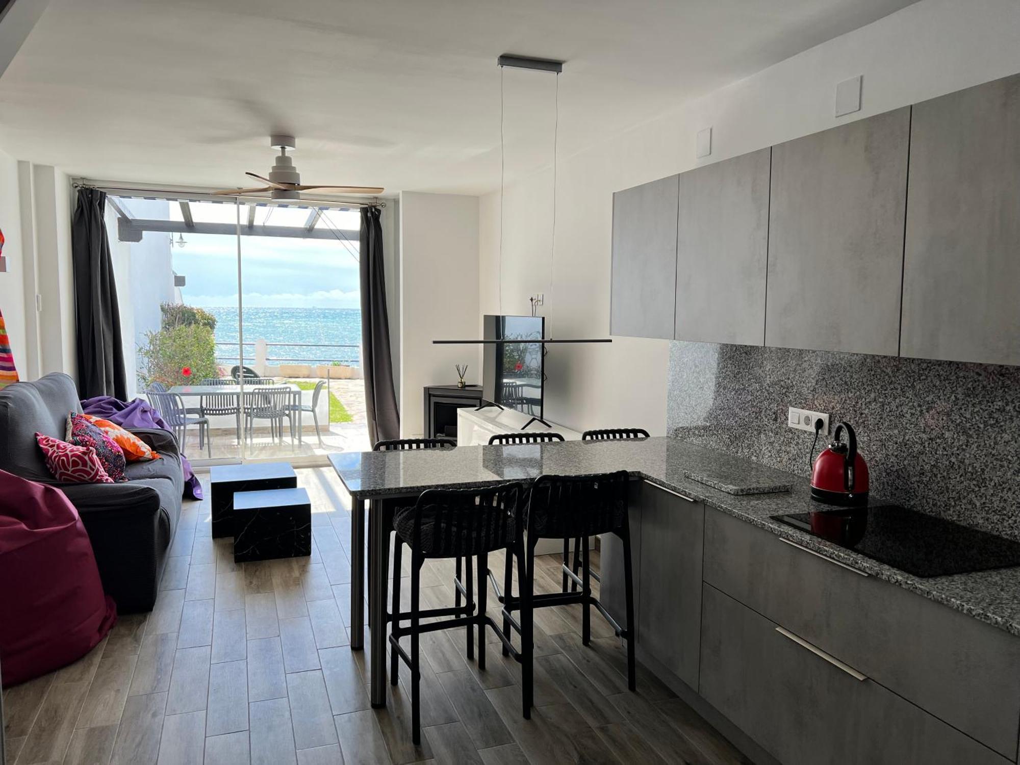 Newly Renovated 2 Bedroom Beachfront House Sitio de Calahonda 외부 사진
