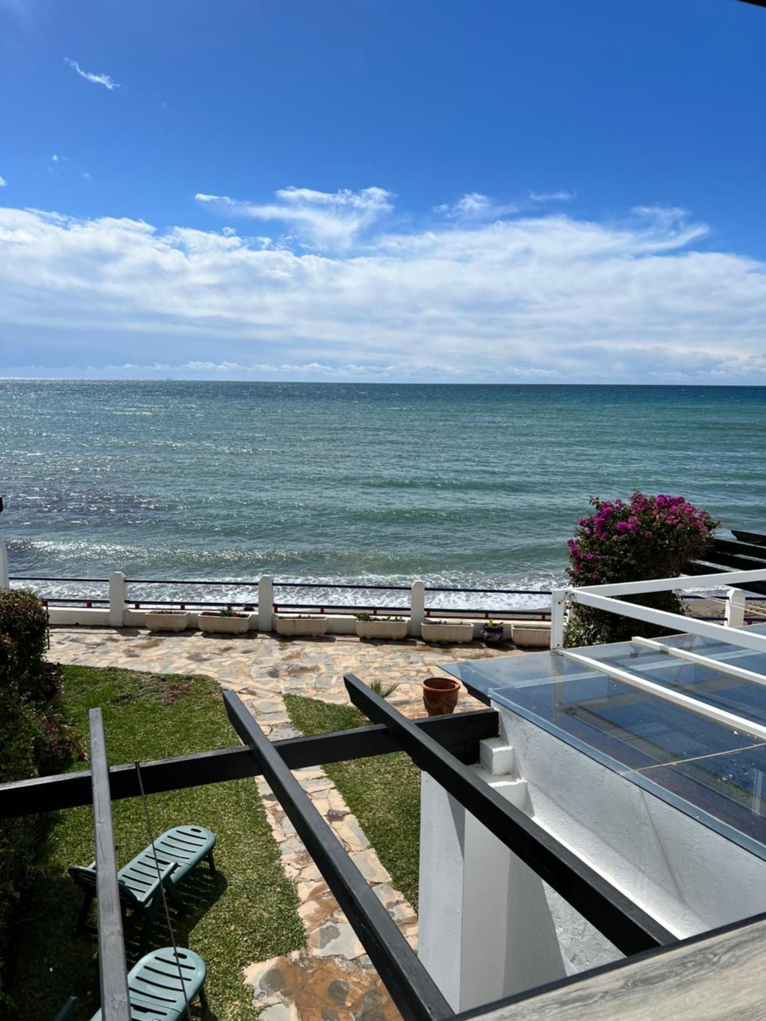 Newly Renovated 2 Bedroom Beachfront House Sitio de Calahonda 외부 사진