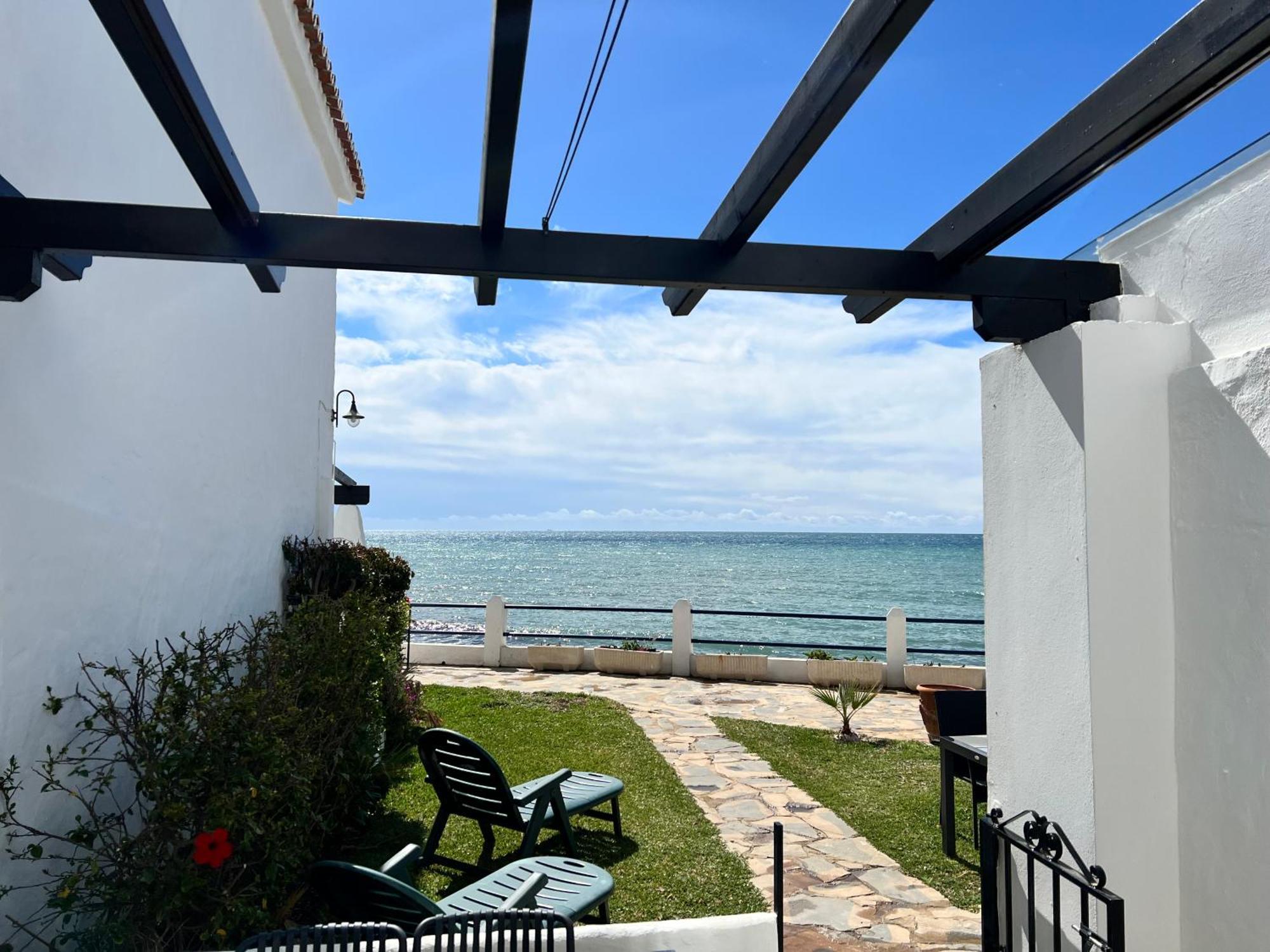 Newly Renovated 2 Bedroom Beachfront House Sitio de Calahonda 외부 사진