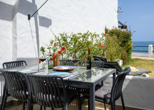 Newly Renovated 2 Bedroom Beachfront House Sitio de Calahonda 외부 사진