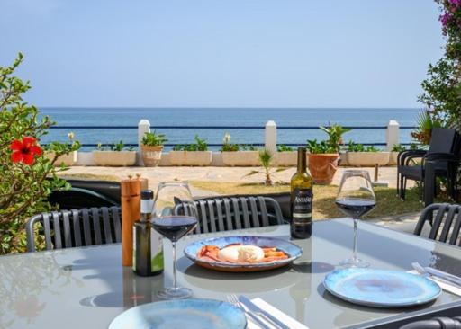 Newly Renovated 2 Bedroom Beachfront House Sitio de Calahonda 외부 사진