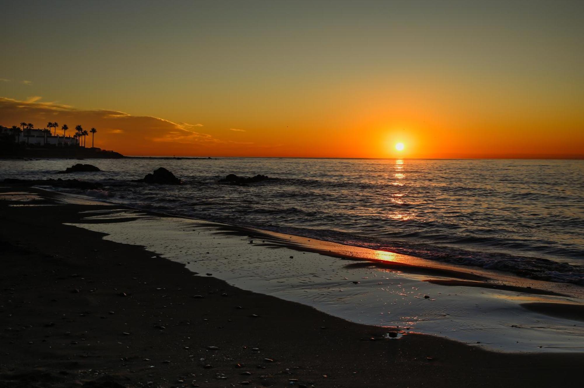 Newly Renovated 2 Bedroom Beachfront House Sitio de Calahonda 외부 사진